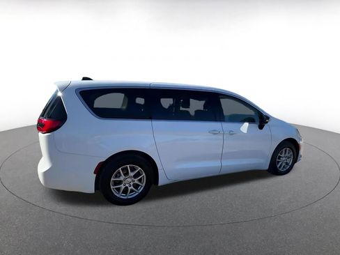 Used 2024 Chrysler Pacifica Touring-L image 16