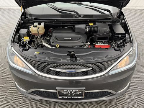 Used 2019 Chrysler Pacifica Touring-L FWD image 36