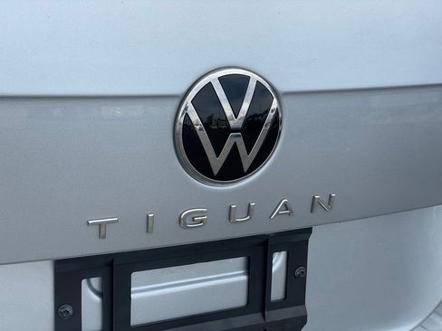 Used 2023 Volkswagen Tiguan SE w/ Panoramic Sunroof Package image 34