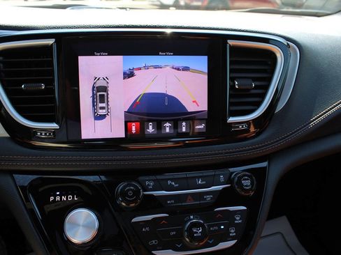 Used 2025 Chrysler Pacifica Pinnacle FWD image 23