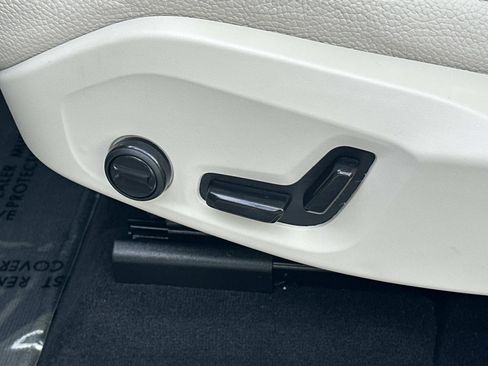 Certified 2025 Volvo XC60 T8 Plus w/ Protection Package Premier image 18