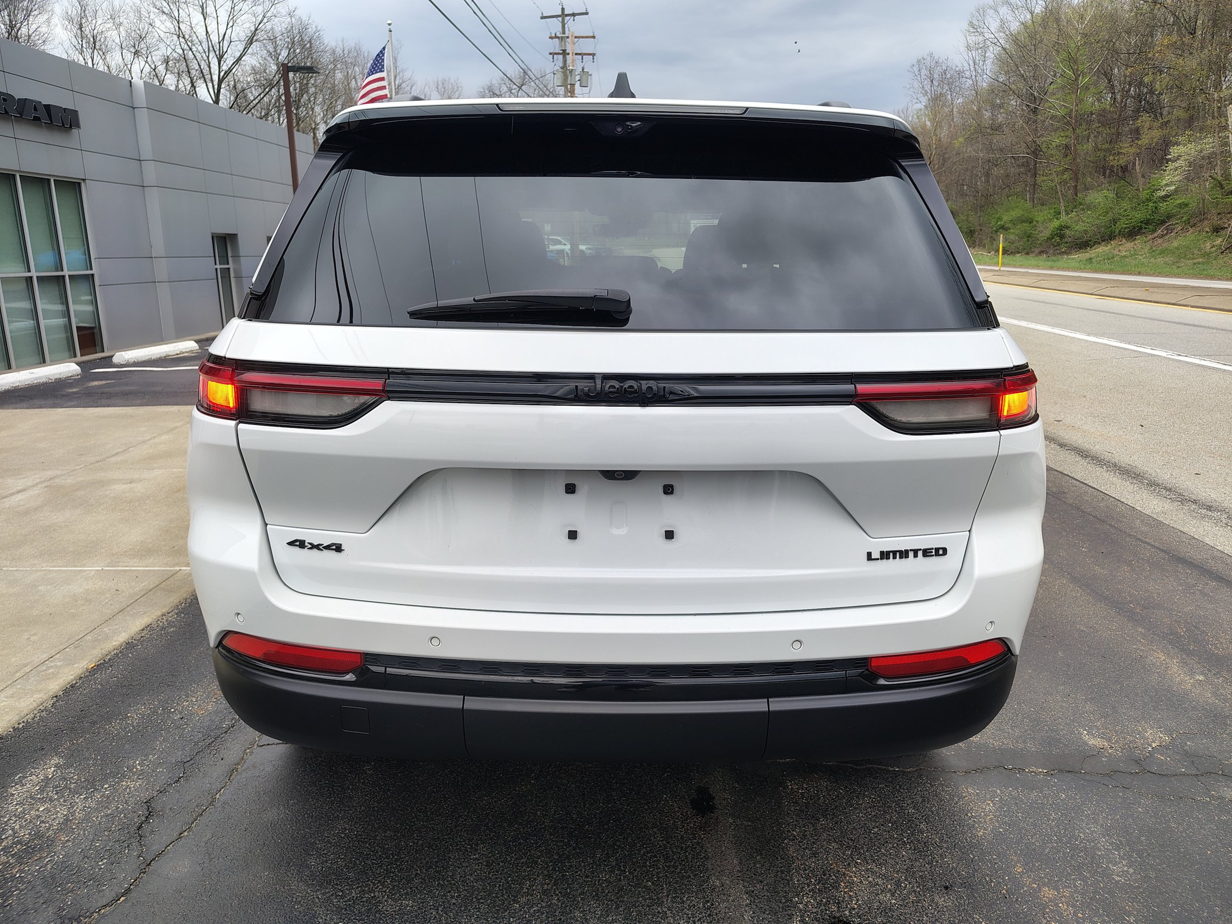 Certified 2024 Jeep Grand Cherokee Limited w/ Luxury Tech Group II AWD/4WD image 8