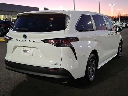 Certified 2024 Toyota Sienna LE image 7