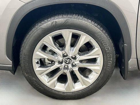 New 2026 Toyota Highlander Limited AWD/4WD image 8