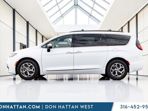 Used 2023 Chrysler Pacifica Limited FWD image 2