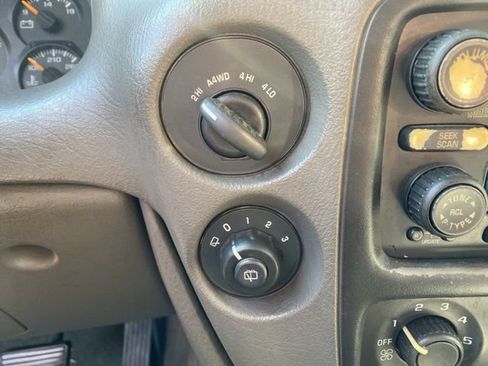 Used 2004 Chevrolet TrailBlazer 4WD w/ LT Preferred Equipment Group image 23