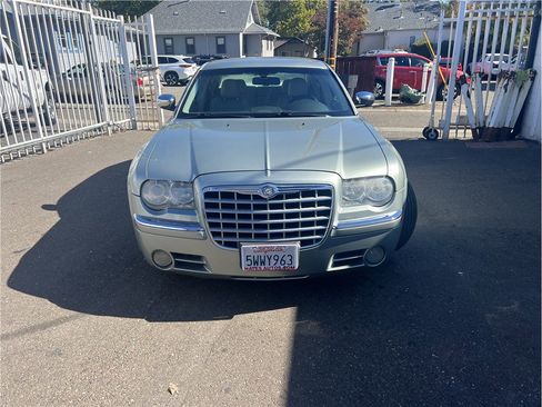Used 2006 Chrysler 300 C w/ Protection Group II image 2