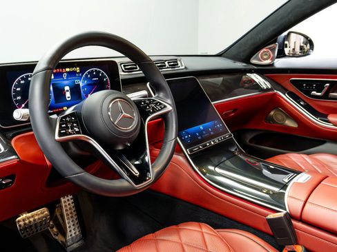 Used 2022 Mercedes-Benz S 580 4MATIC Sedan w/ AMG Line Package image 9