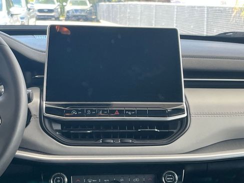 Used 2025 Jeep Compass Limited image 17