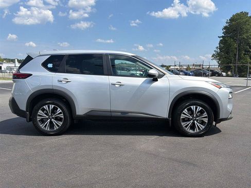 Used 2022 Nissan Rogue SV FWD image 2