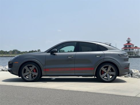 Used 2022 Porsche Cayenne GTS image 3