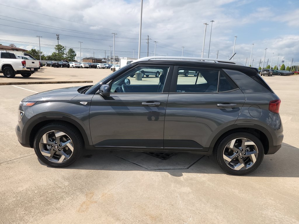 Used 2024 Hyundai Venue Limited FWD image 8