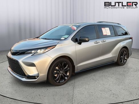 Certified 2025 Toyota Sienna XSE FWD image 2