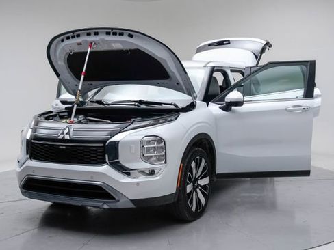 Used 2025 Mitsubishi Outlander SE image 18