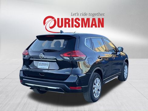Used 2017 Nissan Rogue S image 2
