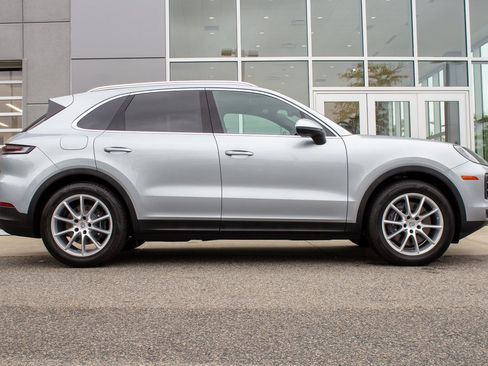 Used 2024 Porsche Cayenne w/ Premium Package image 4