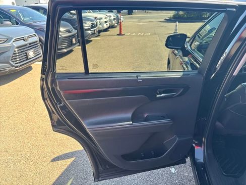 Used 2020 Toyota Highlander XLE image 39
