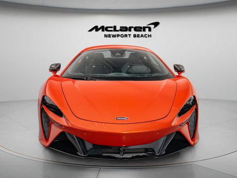 Used 2023 McLaren Artura RWD image 2