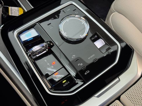 Used 2023 BMW i7 xDrive60 w/ Executive Package 2 image 38