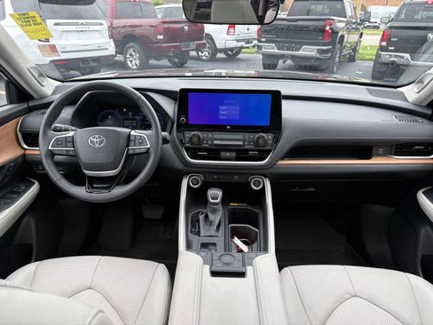 Used 2024 Toyota Grand Highlander AWD image 13