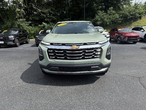 Used 2026 Chevrolet Equinox LT FWD image 2
