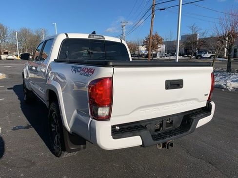 Used 2017 Toyota Tacoma TRD Sport image 4