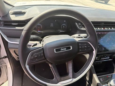 Used 2023 Jeep Grand Cherokee Limited AWD/4WD image 19