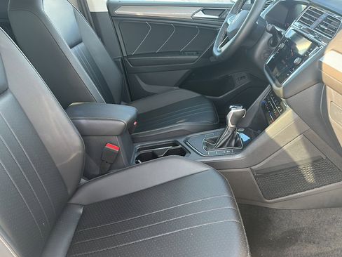 Used 2024 Volkswagen Tiguan SE w/ Panoramic Sunroof Package image 22
