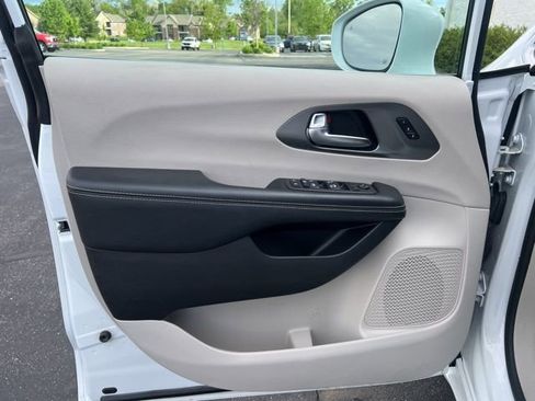 Used 2022 Chrysler Pacifica Touring-L FWD image 14