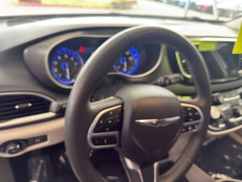 Used 2023 Chrysler Pacifica Touring-L image 10