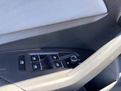 Used 2025 Volkswagen Jetta SE FWD image 22