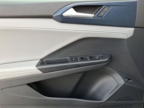 Certified 2024 Volkswagen Taos SE image 13