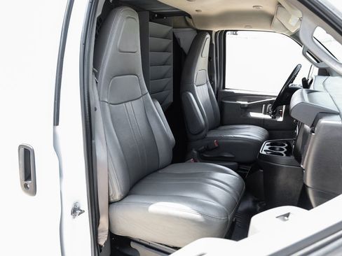 Used 2019 Chevrolet Express 3500 w/ Driver Convenience Package RWD image 31