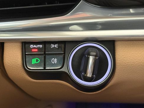 Used 2019 Porsche Panamera RWD image 30