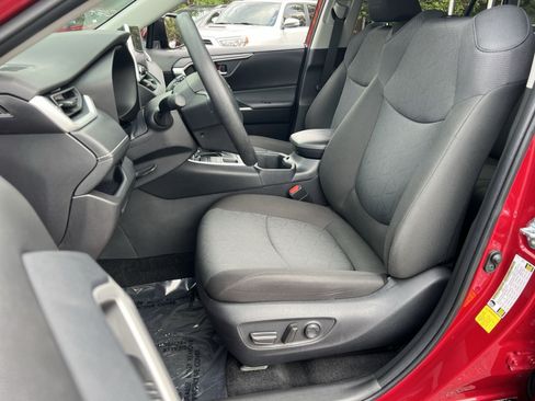 Used 2025 Toyota RAV4 XLE AWD/4WD image 12