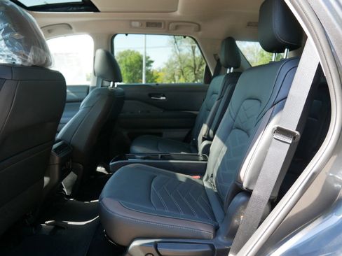 New 2025 Nissan Pathfinder Platinum image 6