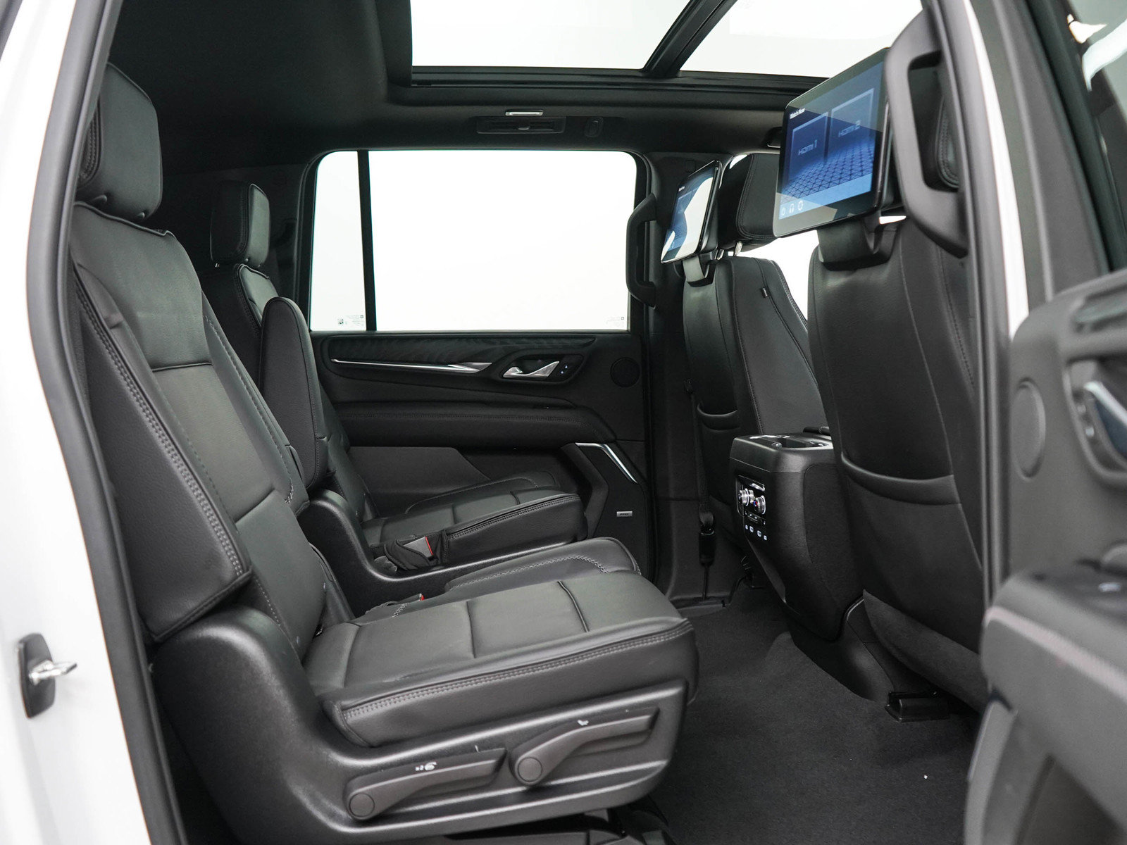 Used 2023 GMC Yukon XL Denali AWD/4WD image 12