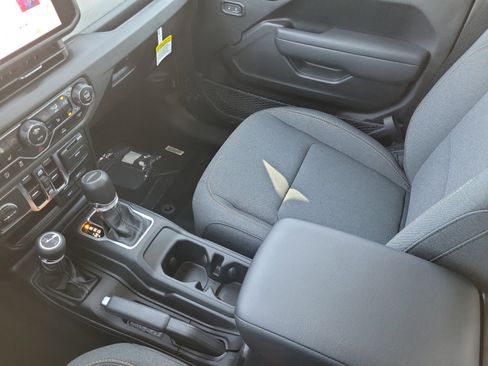 New 2025 Jeep Gladiator Sport image 15