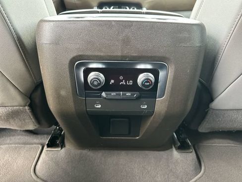 Used 2024 GMC Yukon SLT RWD image 20