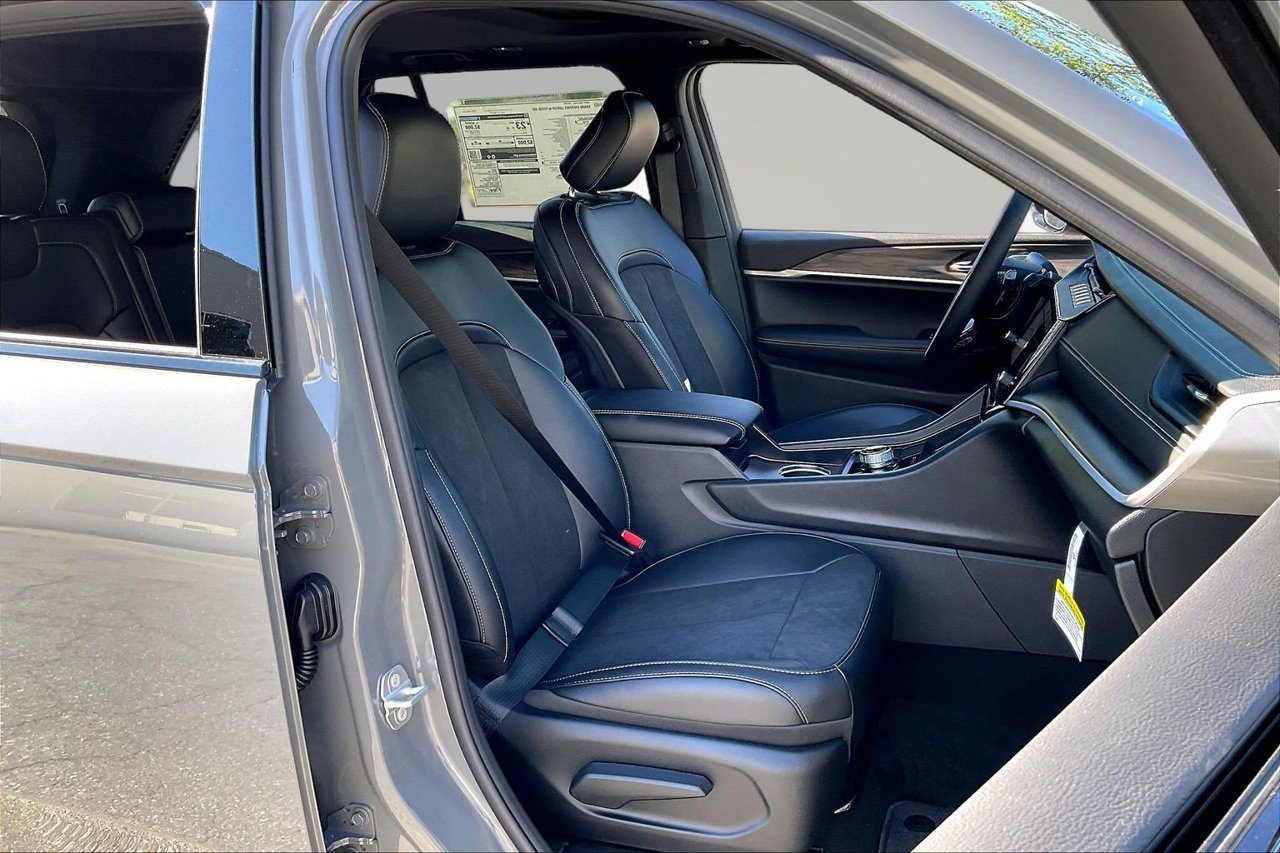 New 2027 Jeep Grand Cherokee Altitude RWD image 21