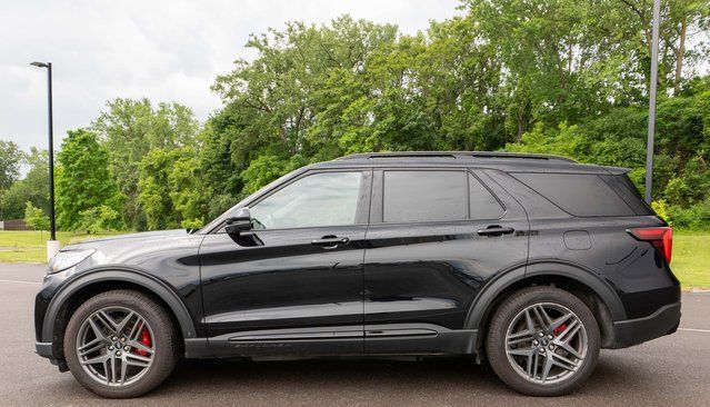 Used 2025 Ford Explorer ST AWD/4WD image 9