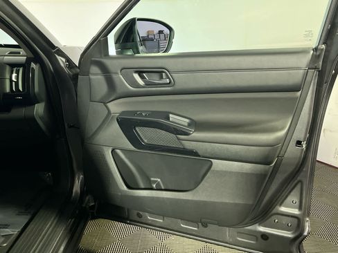 Used 2023 Nissan Pathfinder S image 23