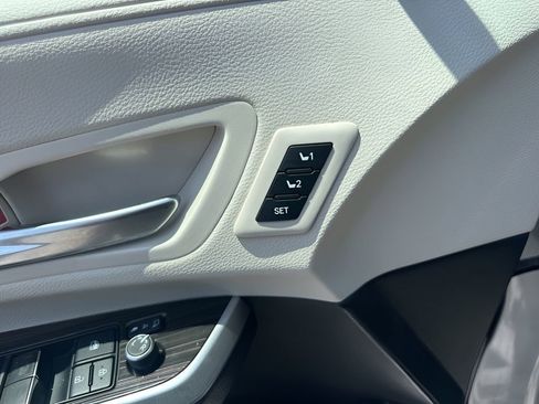 Used 2021 Toyota Sienna Platinum image 11