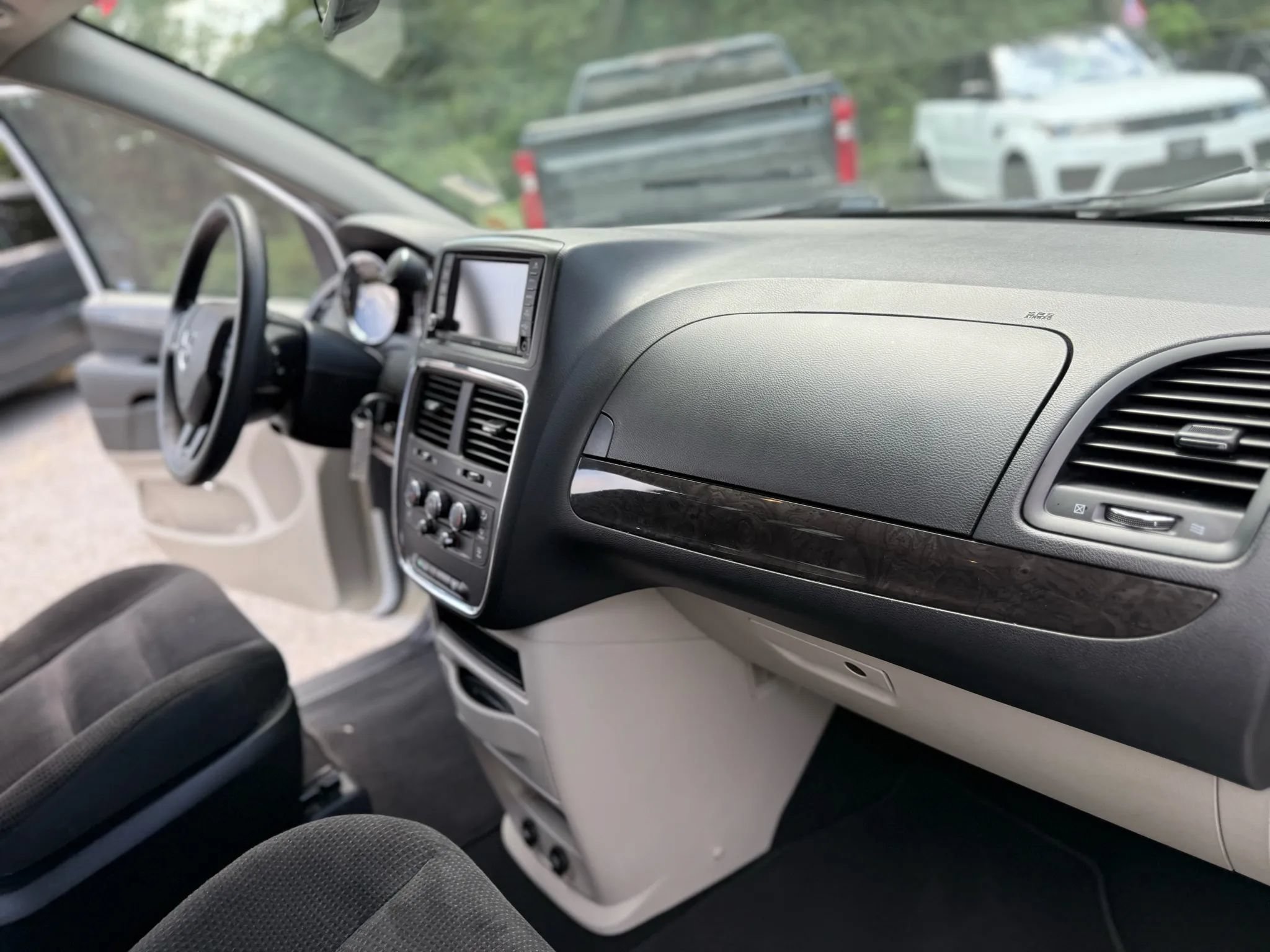 Used 2020 Dodge Grand Caravan SE w/ UConnect Hands-Free Group FWD image 8