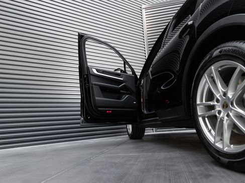 Certified 2024 Porsche Cayenne AWD/4WD image 13