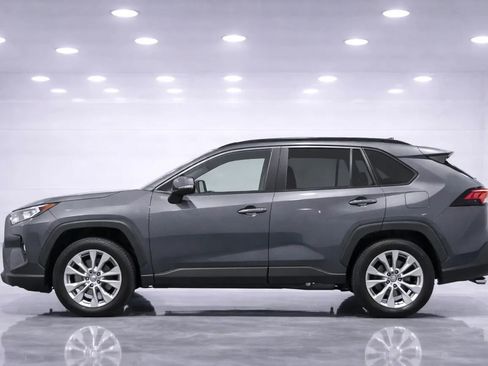 Used 2020 Toyota RAV4 XLE Premium image 2
