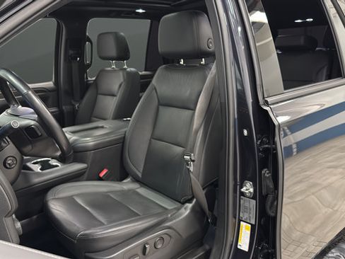 Used 2022 Chevrolet Tahoe Z71 w/ Luxury Package AWD/4WD image 9