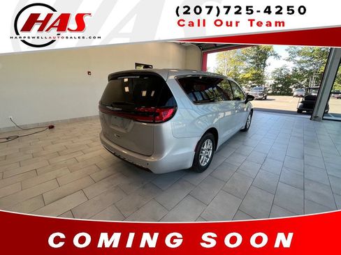 Used 2024 Chrysler Pacifica Touring-L FWD image 6