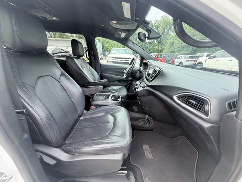 Used 2020 Chrysler Pacifica Touring-L FWD image 24