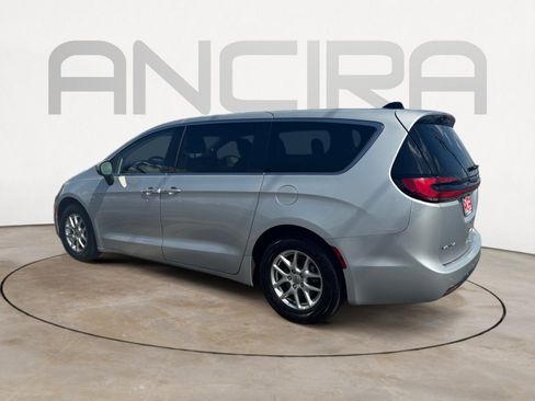 Used 2023 Chrysler Pacifica Touring-L FWD image 5